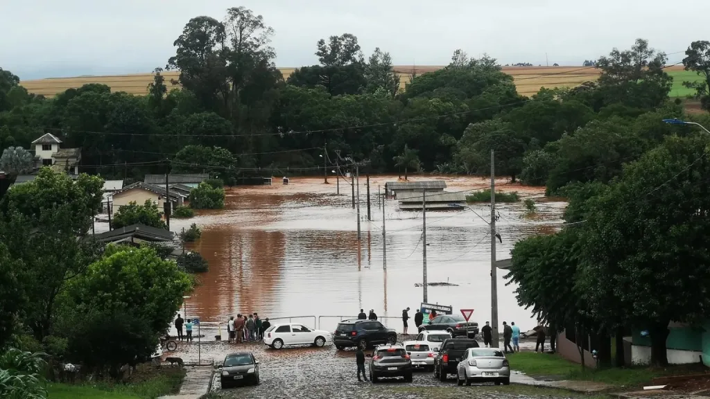 Chuva excessiva atingirá quatro estados do Sul e Sudeste com até 200 mm