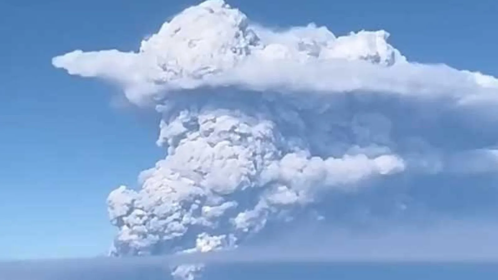 Vulcão Anak Krakatoa entrou em erupção
