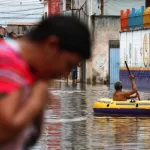 Cidade de São Paulo tem recorde de chuva e enchente na zona Leste