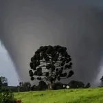 Grave onda de tempestades com vendavais destrutivos e risco de tornados