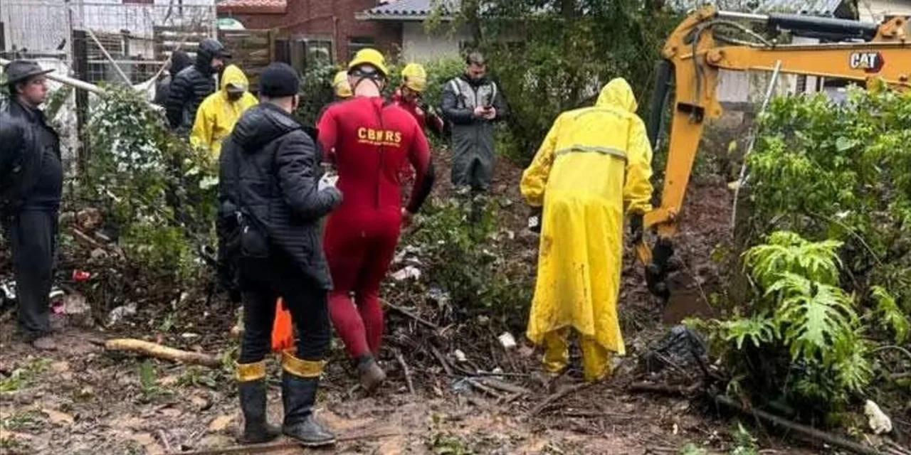Chuva de quase 200 mm deixa quatro desaparecidos na Serra Chuva excessiva atinge a Serra Gaúcha com eslizamentos de terra, quedas de barreiras, alagamentos, inundações e enxurradas