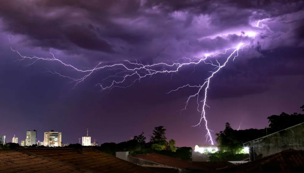 Semana termina com novo episódio de chuva e temporais no Sul do Brasil