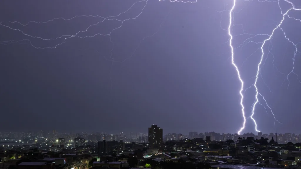 Seis estados com risco de chuva forte e temporais; São Paulo preocupa