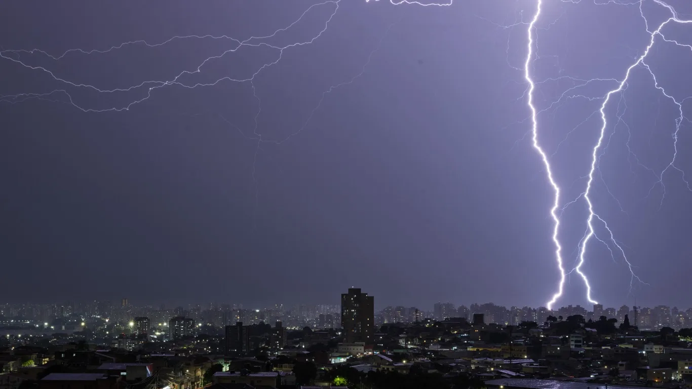 Foto de chuva com raios em São Paulo 