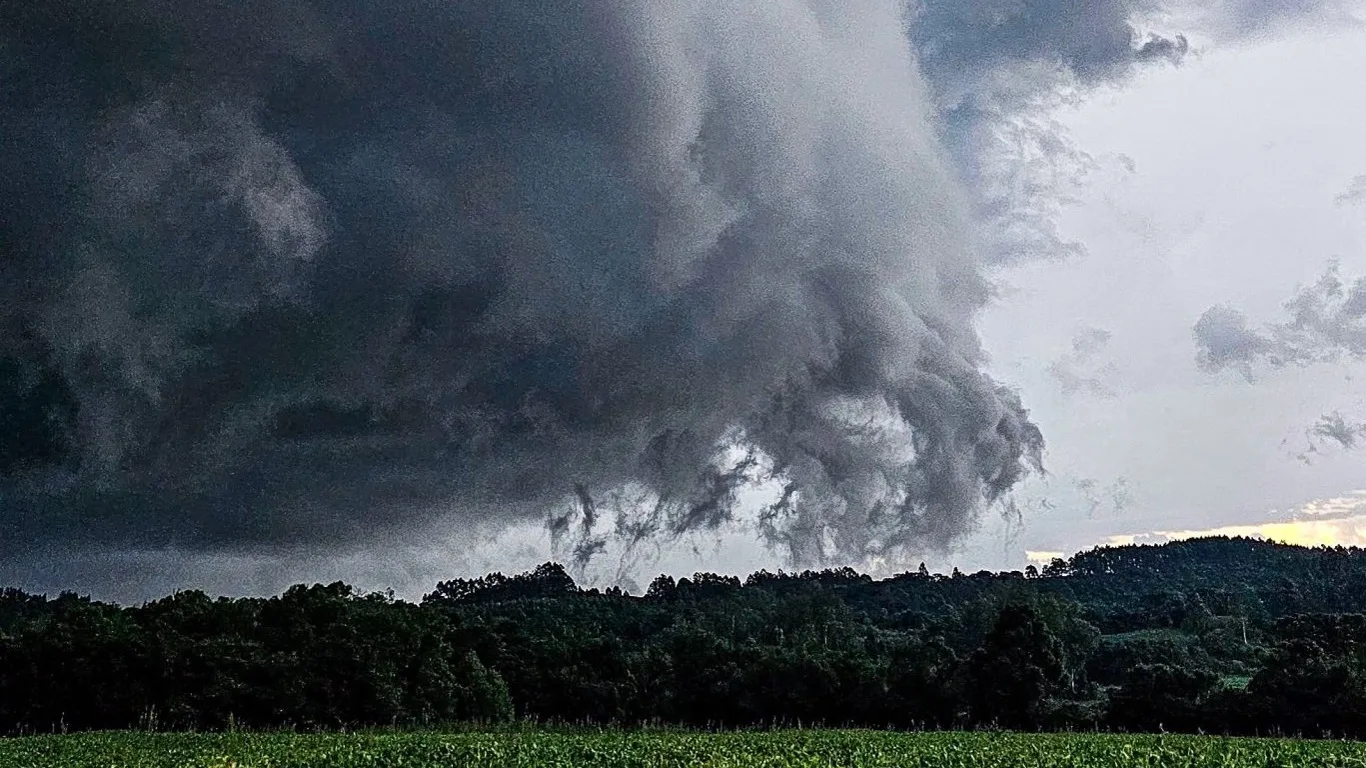 Foto de nuvem com chuva forte e temporal