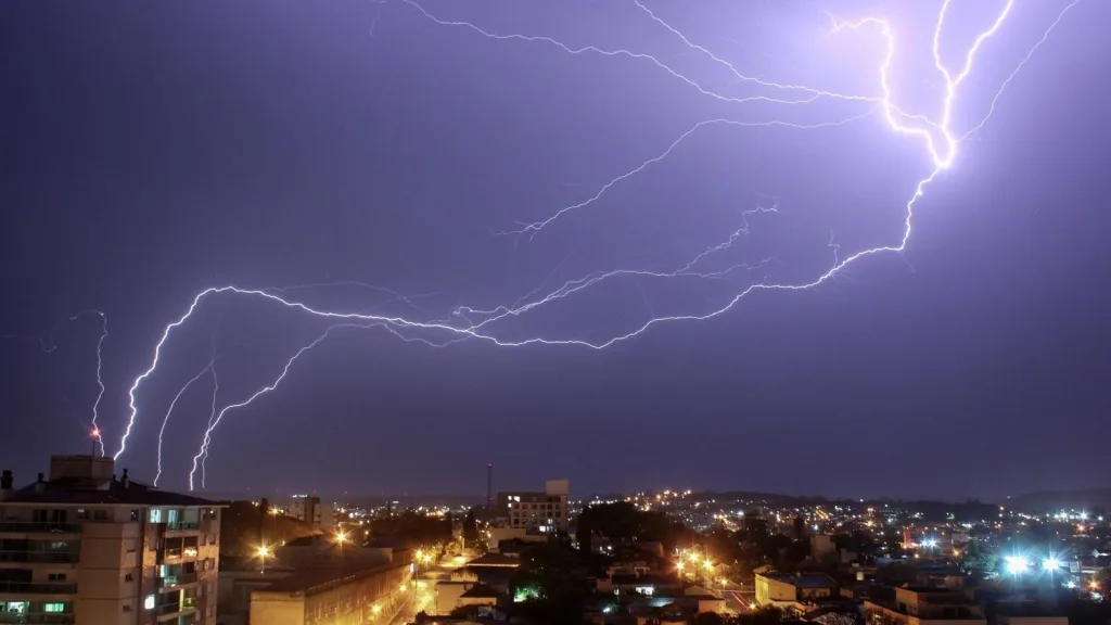 Domingo marca o começo de período de muita chuva e temporais