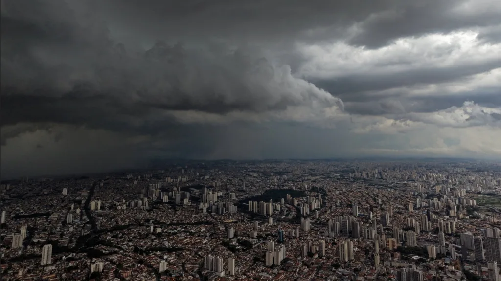 Frente fria avança com chuva e ar polar se aproxima