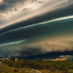 Frente fria e baixa pressão vão levar chuva e temporais a 11 estados