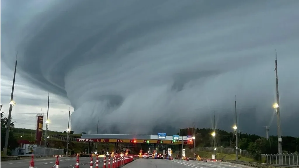 Frente fria avança e vai levar chuva e vendavais a oito estados
