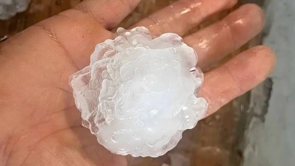 Frente quente provoca granizo destrutivo e risco de tempo severo segue