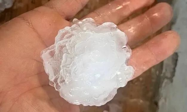 Frente quente provoca granizo destrutivo e risco de tempo severo segue