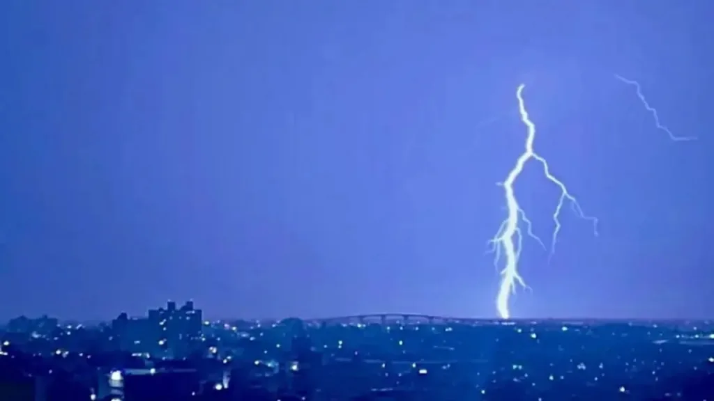 Temporal em Porto Alegre tem chuva forte, raios, granizo e vento de 106 km/h