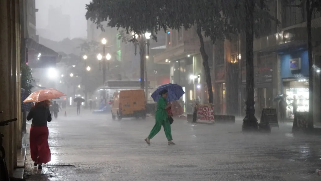 Trégua da chuva será curta em São Paulo e vem mais água