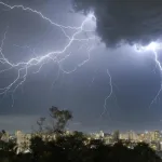 Segunda-feira vai começar com violentos vendavais, estragos e falta de luz