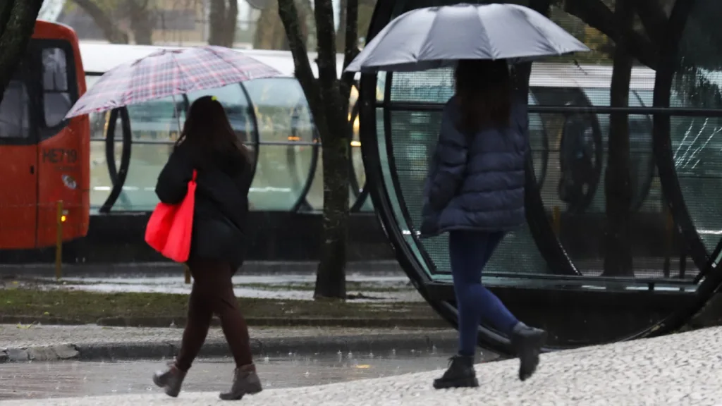 Ciclone se afasta e chuva persiste no Sul do Basil neste domingo