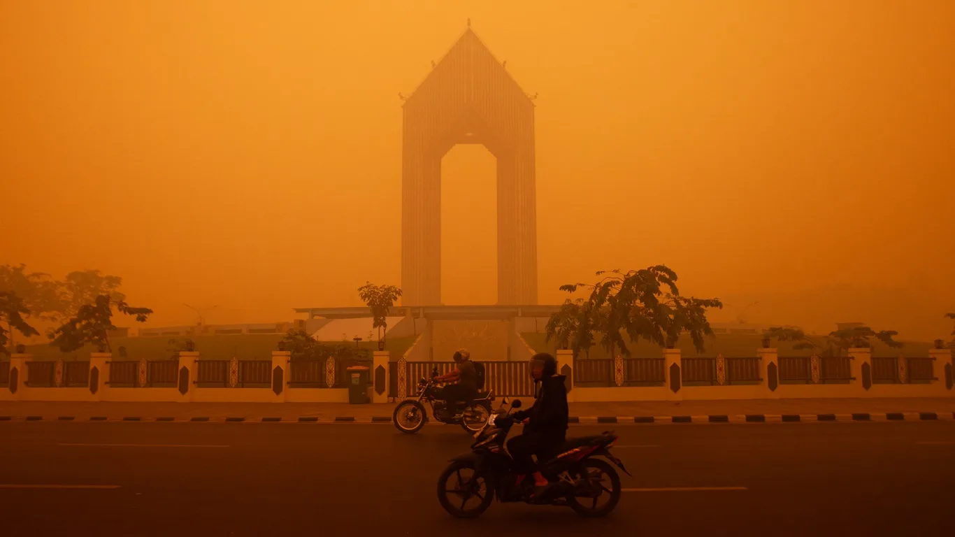 Foto de fumaça de queimadas do El Niño na Indonésia