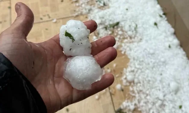 Granizo com tamanho até de ovos causa estragos no interior gaúcho
