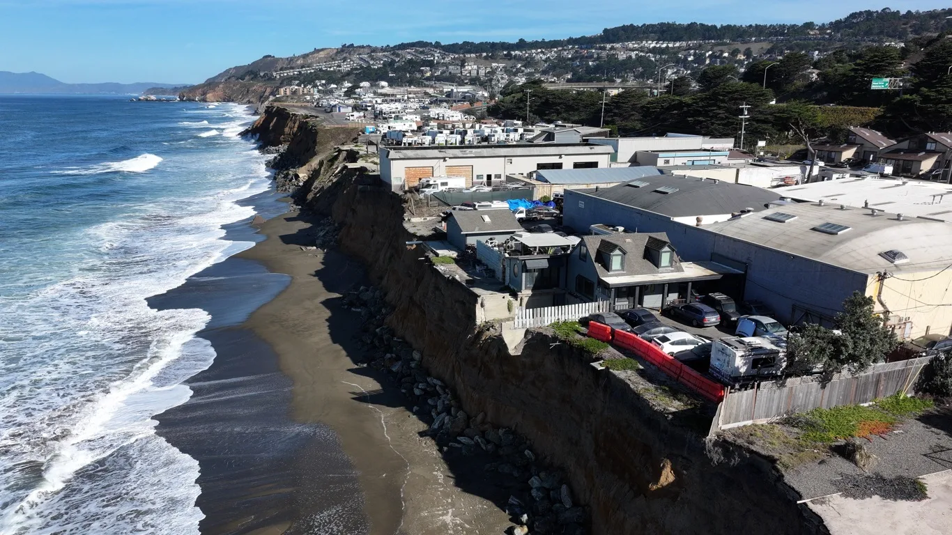 Foto da erosão costeira na Califórnia pelo El Niño