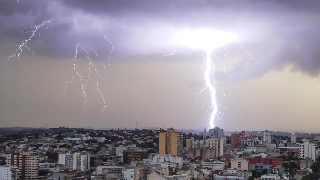 Sequência de dias de alto risco terá chuva excessiva e tempestades