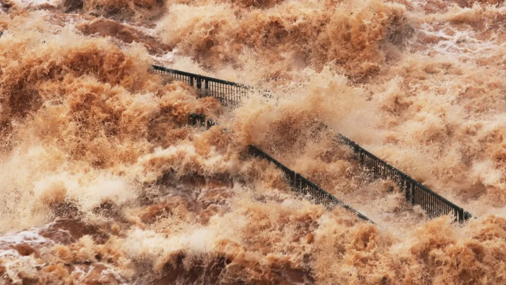 Cataratas registram maior vazão do ano e tem muita chuva por vir no Paraná