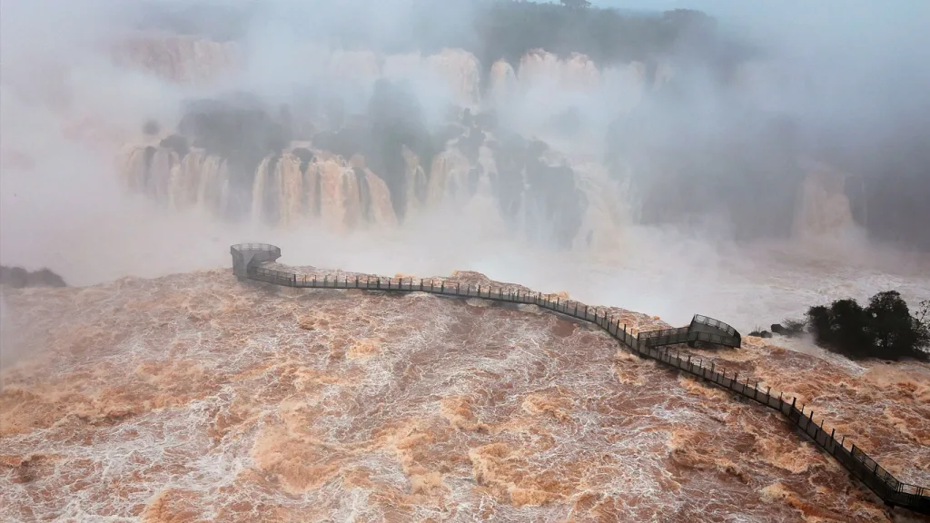 Vazão das Cataratas do Iguaçu supera 15 milhões de litros por segundo
