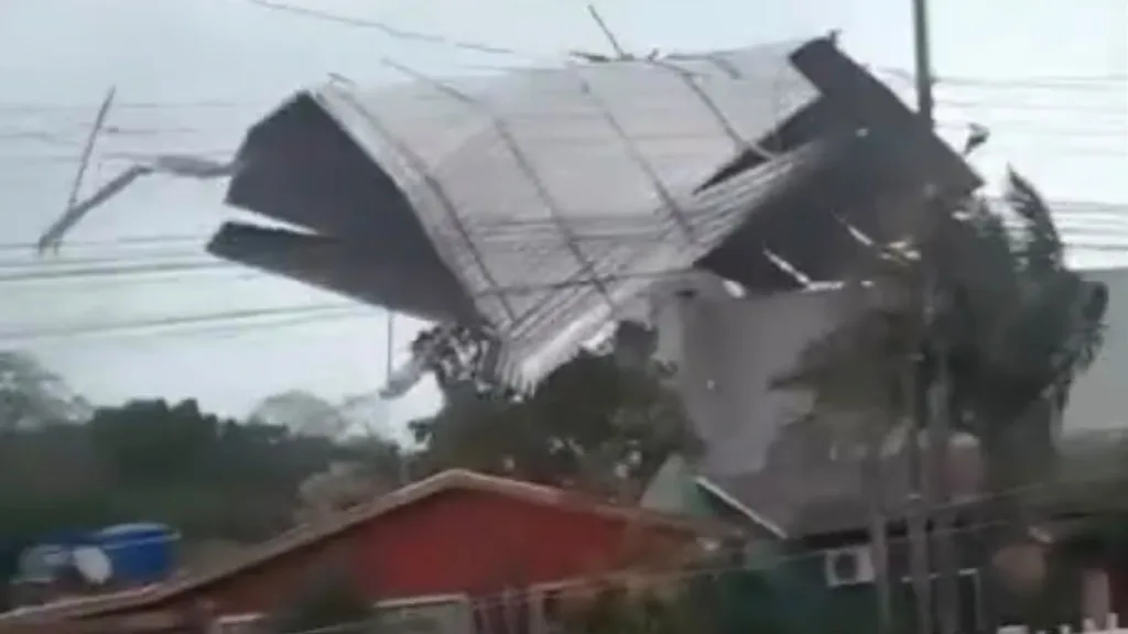 Vendaval arranca telhados em Santa Catarina; veja vídeo