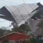 Vendaval arranca telhados em Santa Catarina; veja vídeo