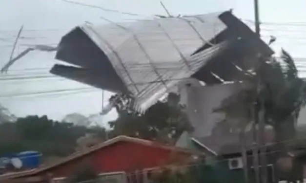 Vendaval arranca telhados em Santa Catarina; veja vídeo
