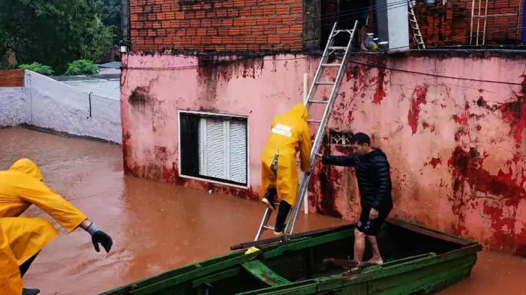 Excesso de chuva pelo El Niño provoca enchente na Tríplice Fronteira
