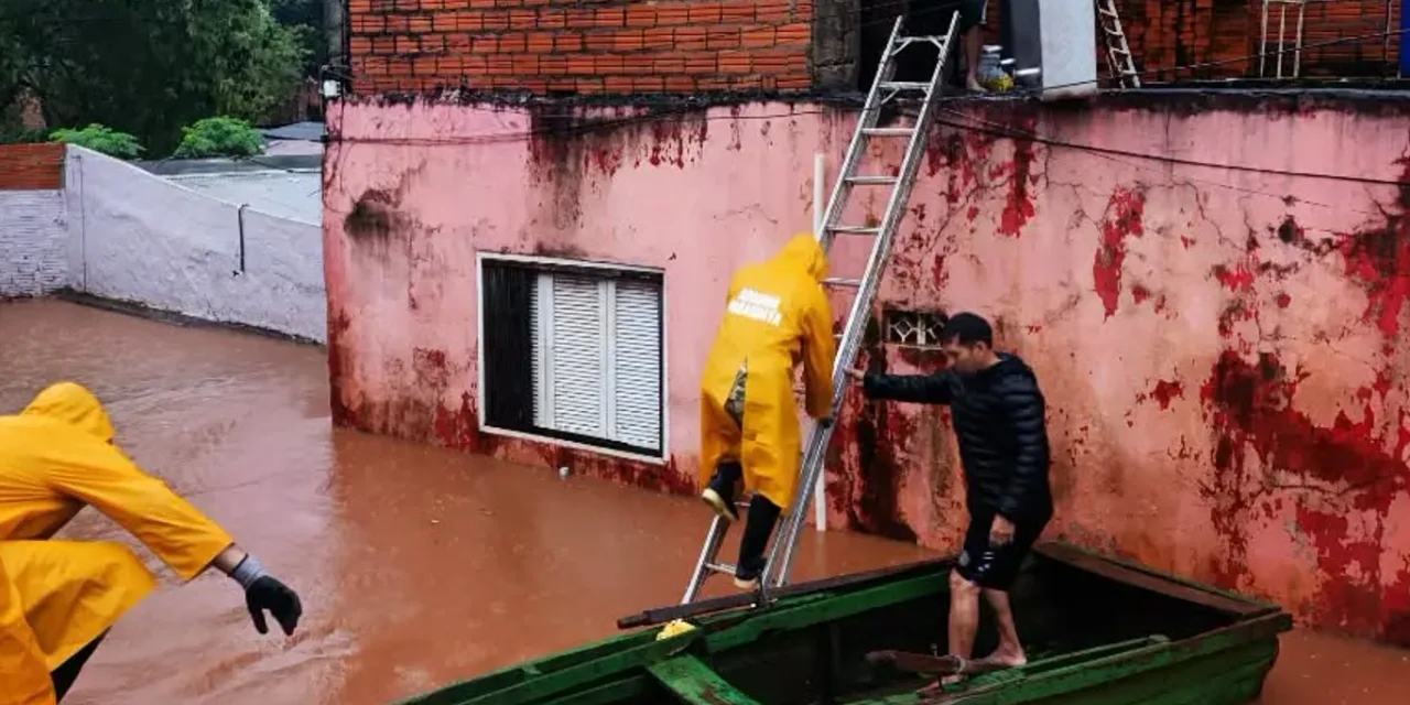 Excesso de chuva pelo El Niño provoca enchente na Tríplice Fronteira Tríplice Fronteira tem enchente com inundações em Foz do Iguaçu e Ciudad del Este pelo excesso de chuva das últimas semanas