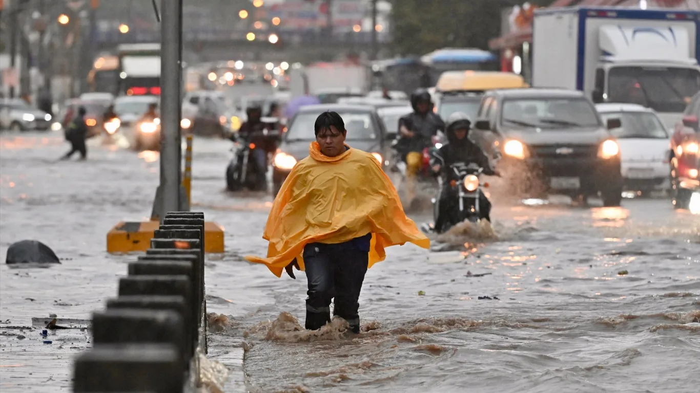 Equatoriano caminha por área alagada após fortes chuvas no Norte de Guayaquil 