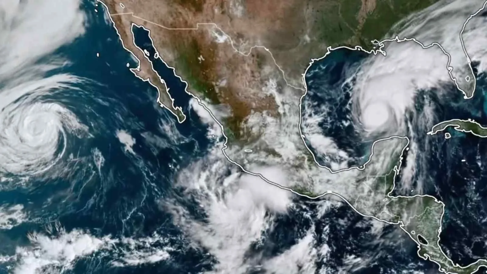 Imagem de satélite dos furacões Simon e Isaias