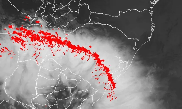 Linha de tempestades avança com vendavais acima de 100 km/h
