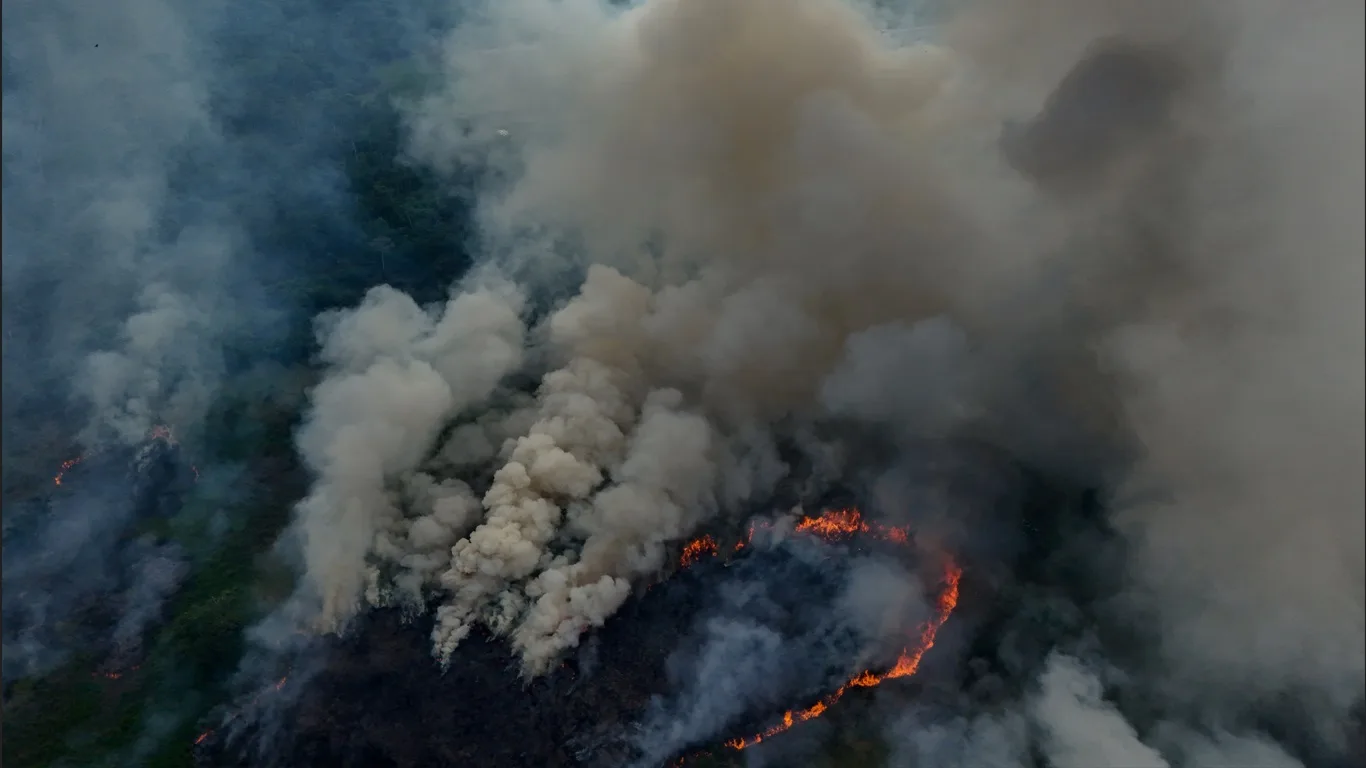 Foto de queimadas no Amazonas pelo clima seco do El Niño 