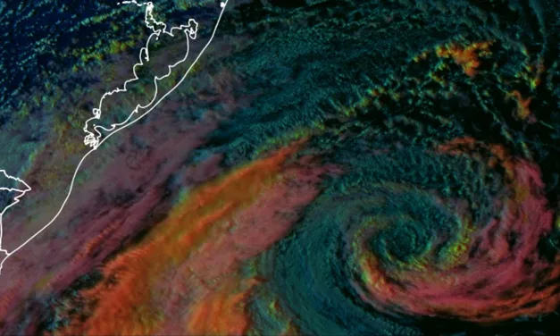 Ciclone na costa forma estrutura semelhante a um olho