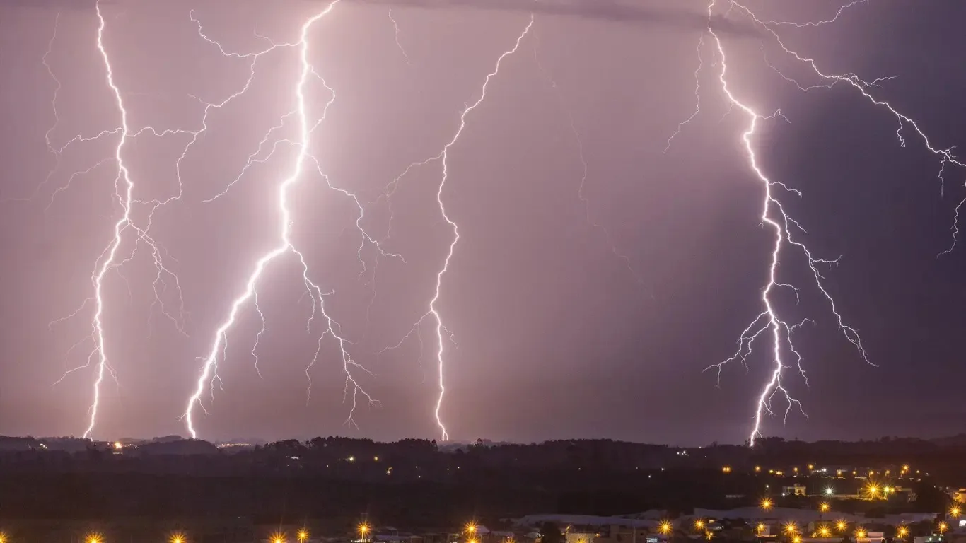 Foto mostra onda de tempestades com raios 