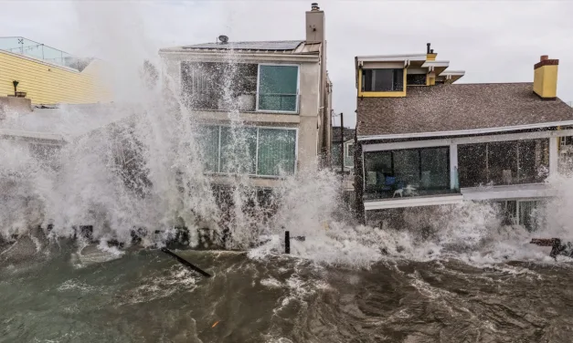 Ondas gigantes atingem Sul da Califórnia com tempestade Rachel