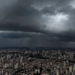 Frente fria avança com chuva e temporais em São Paulo neste domingo
