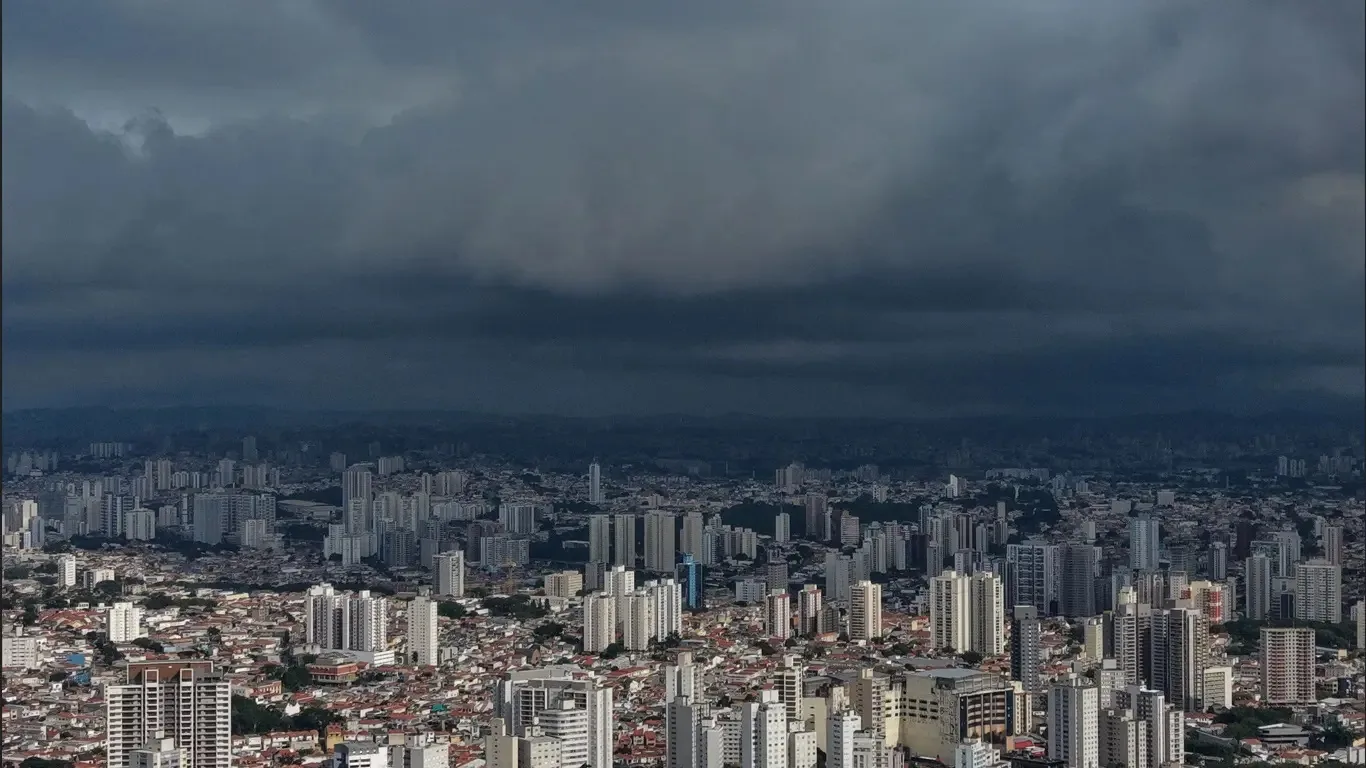 Foto de céu carregado para chuva em São Paulo 