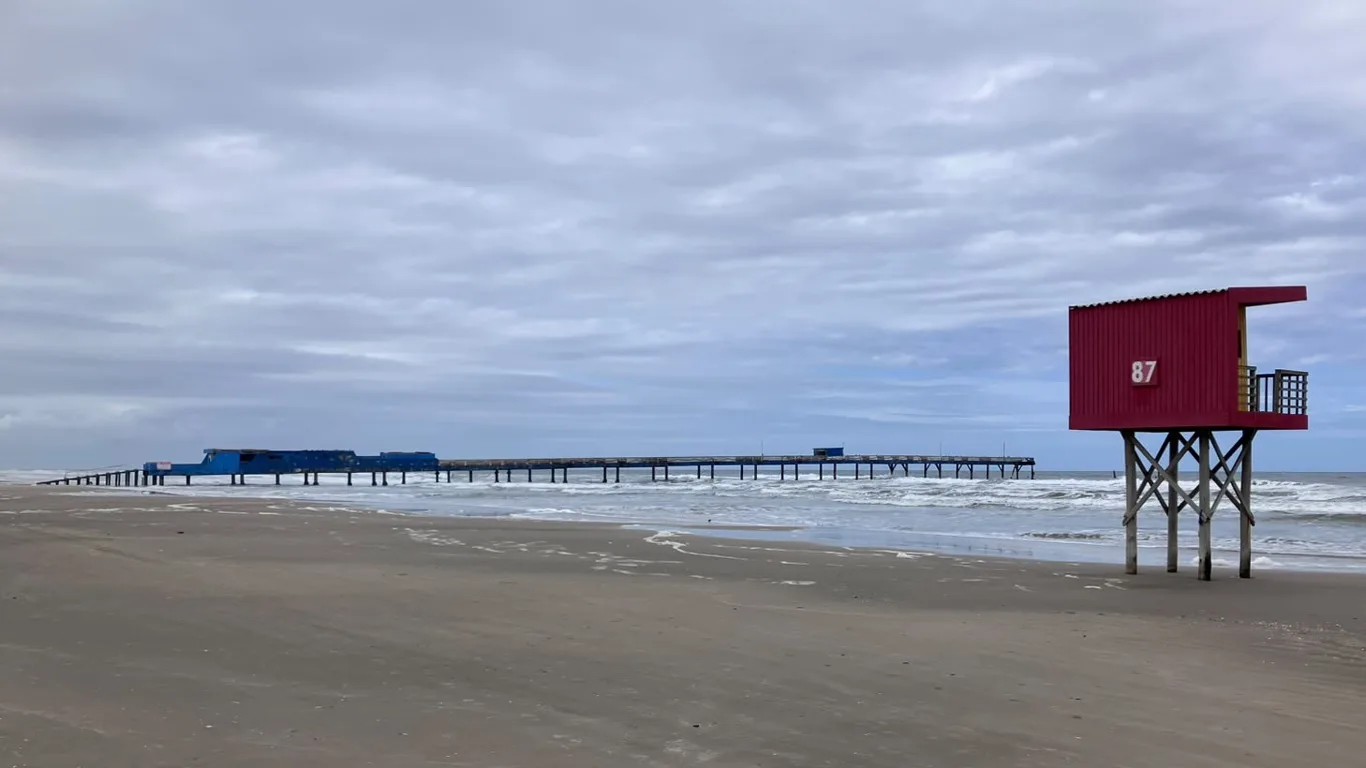 Foto de tempo fechado na praia de Atlântida 