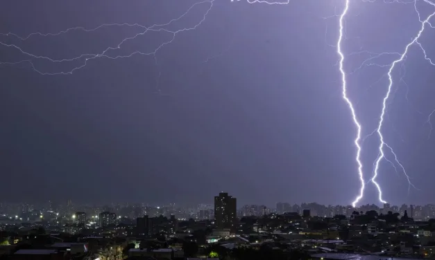 Alerta de temporais com chuva forte e vendavais em treze estados