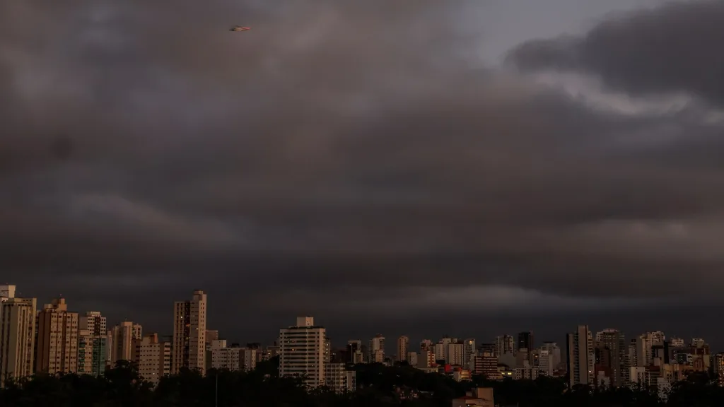 Risco de temporais e chuva forte em 12 estados nesta quinta-feira