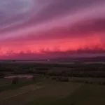 Nuvem de tempestade vermelha impressiona no Sul do Brasil