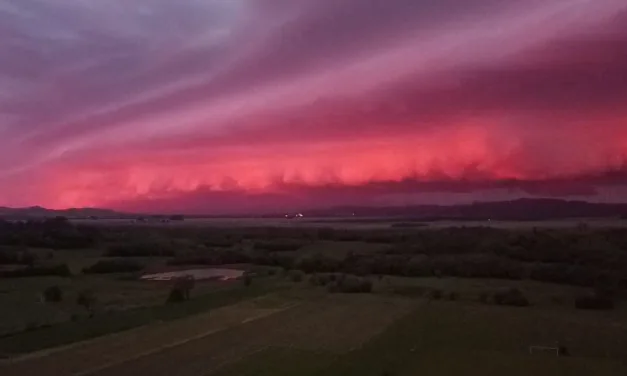 Nuvem de tempestade vermelha impressiona no Sul do Brasil
