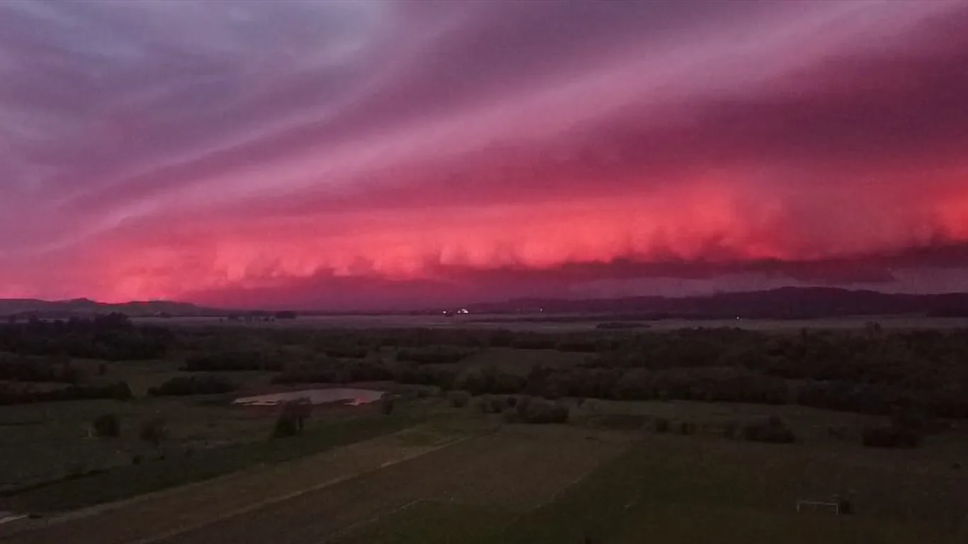 Nuvem de fempestade vernelha e rosa em Venâncio Aires 